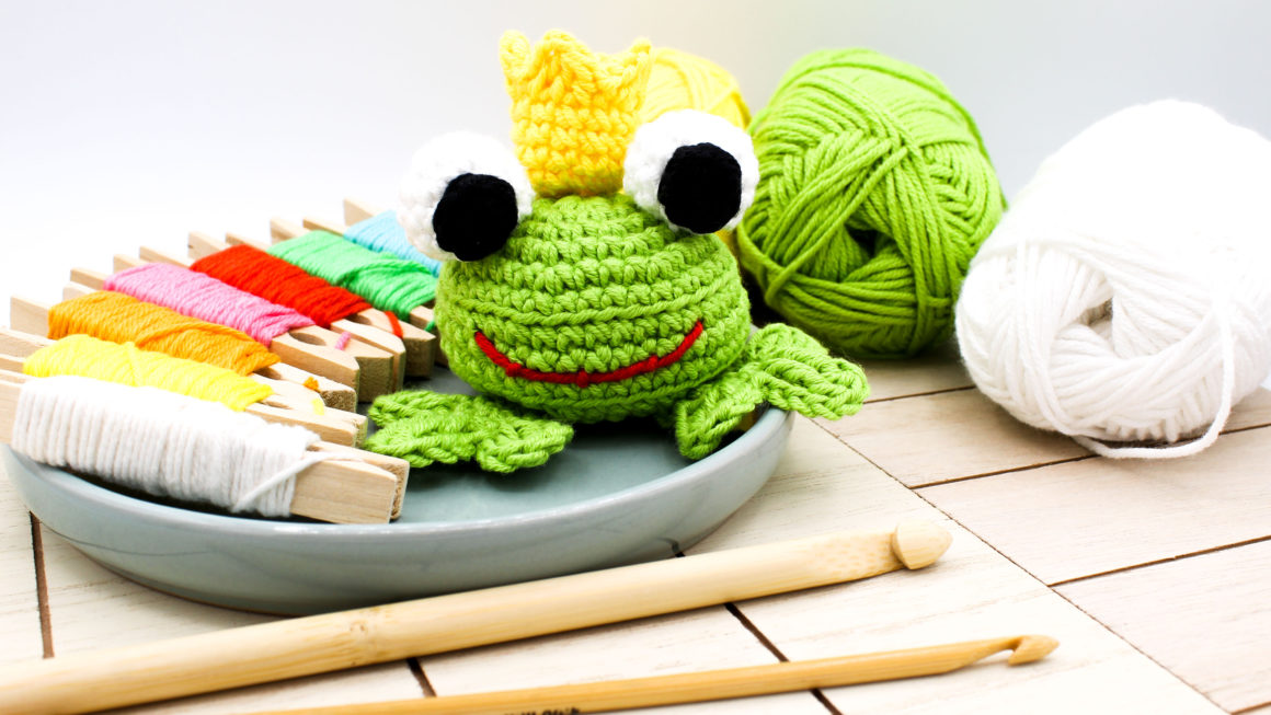 gehäkelt crochet Frosch mit Herz Froschkönig Geschenk Idee Valentinstag Partner 