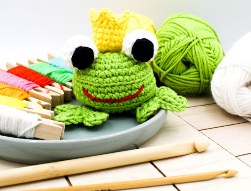 Cover Frau Line kostenlose Häkelanleitung Amigurumi Froschkönig Frosch