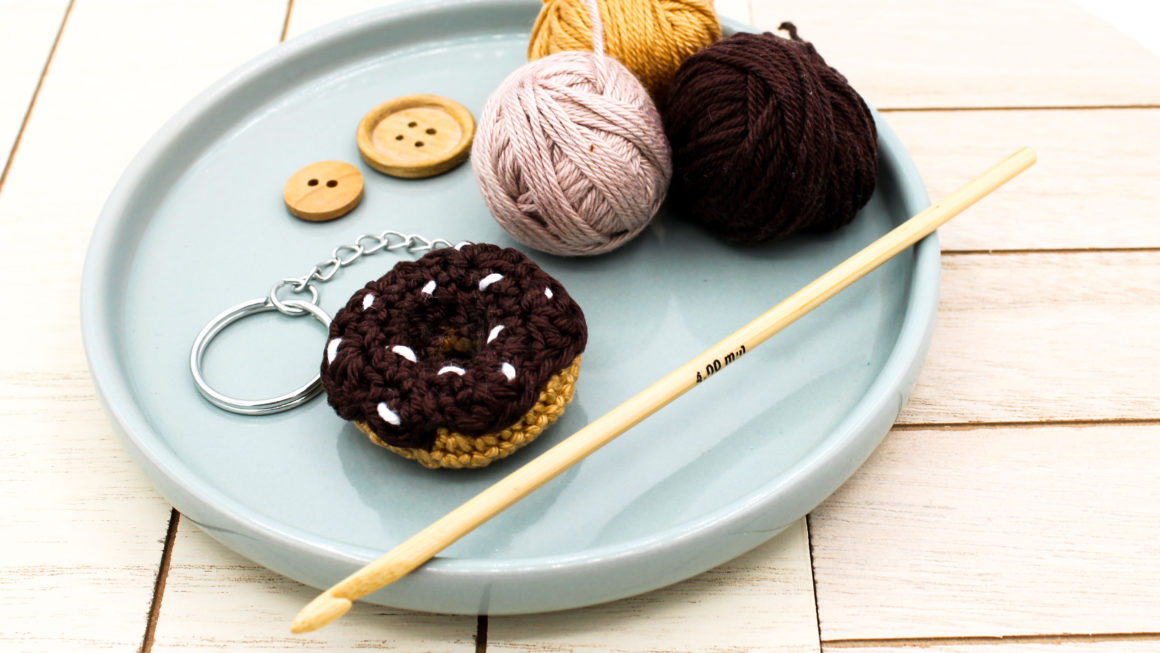 Cover Kostenlose Häkelanleitung Mini Amigurumi Donut Schlüsselanhänger