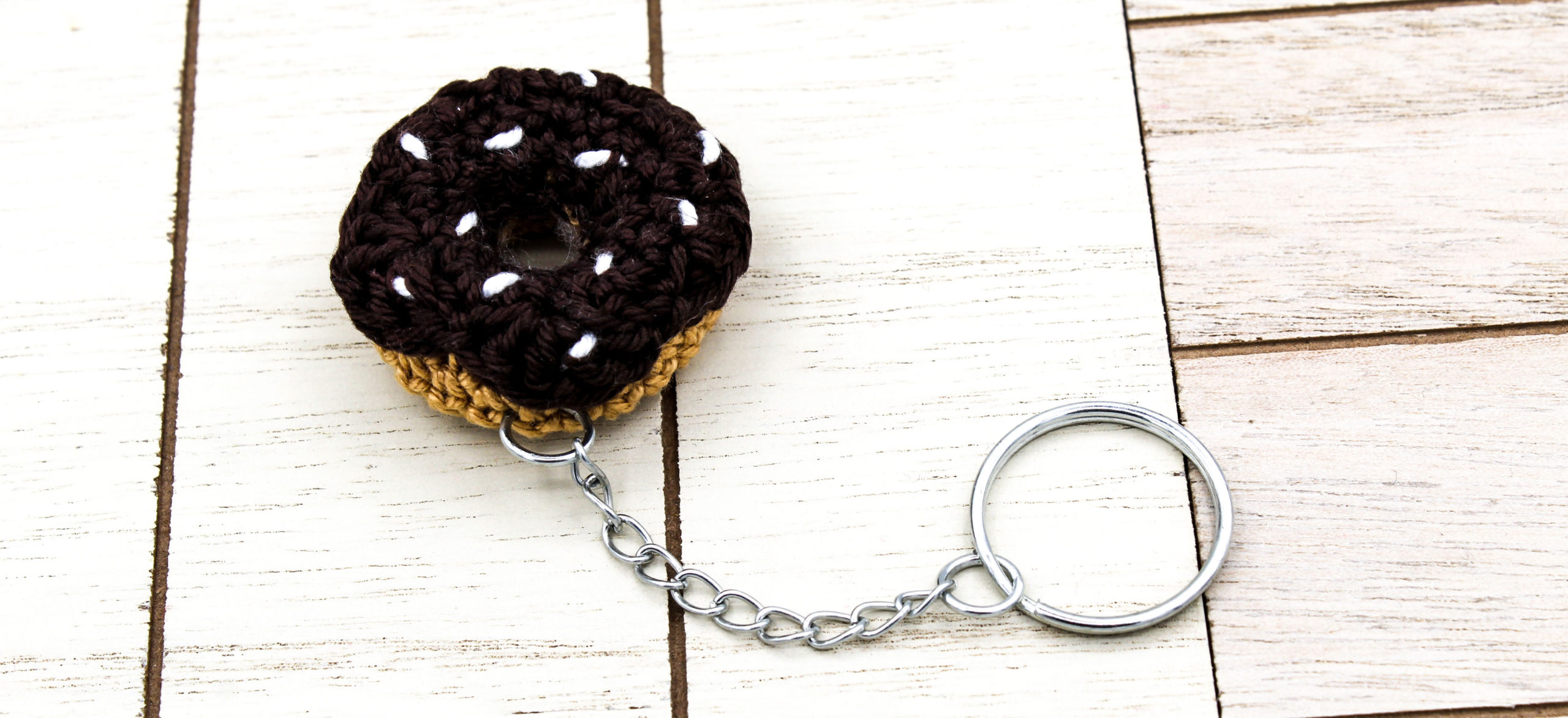 Gratisanleitung gehäkelte mini Amigurumi Donut Schlüsselanhänger