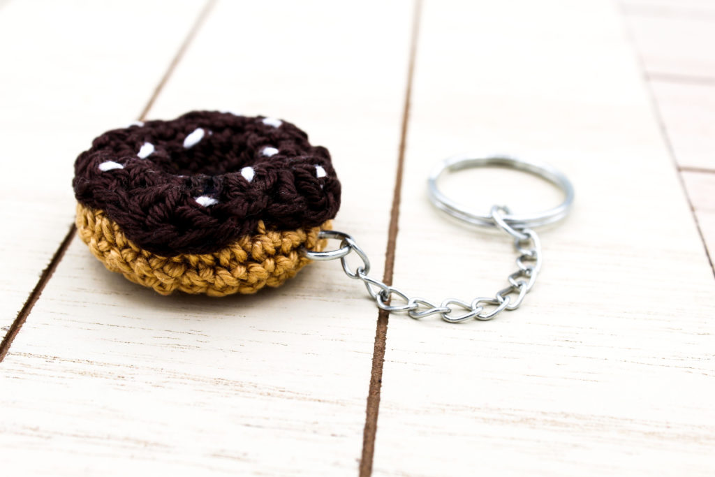 Kostenlose Häkelanleitung Mini Amigurumi Donut Schlüsselanhänger