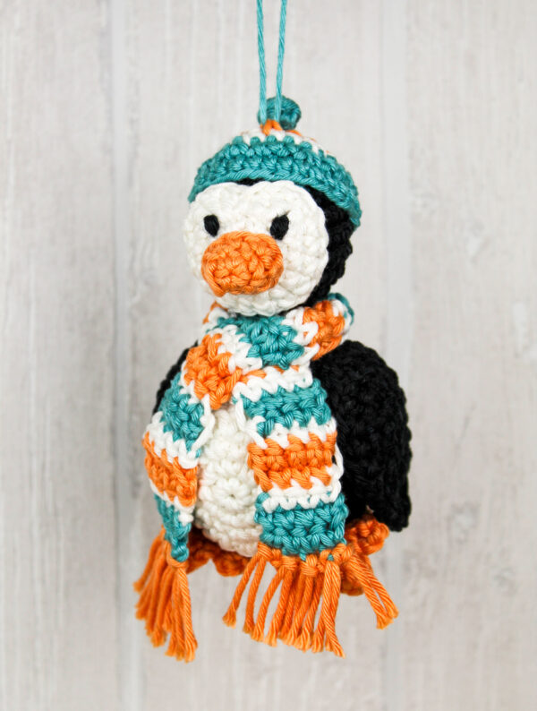 Frau Line Häkelanleitung Weihnachtsbaumkugel Pinguin Amigurumi